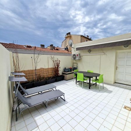 Plein Centre Appartement Climatise Et Spacieux Avec Grande Terrasse Sur Le Toit A Nisa Exterior foto